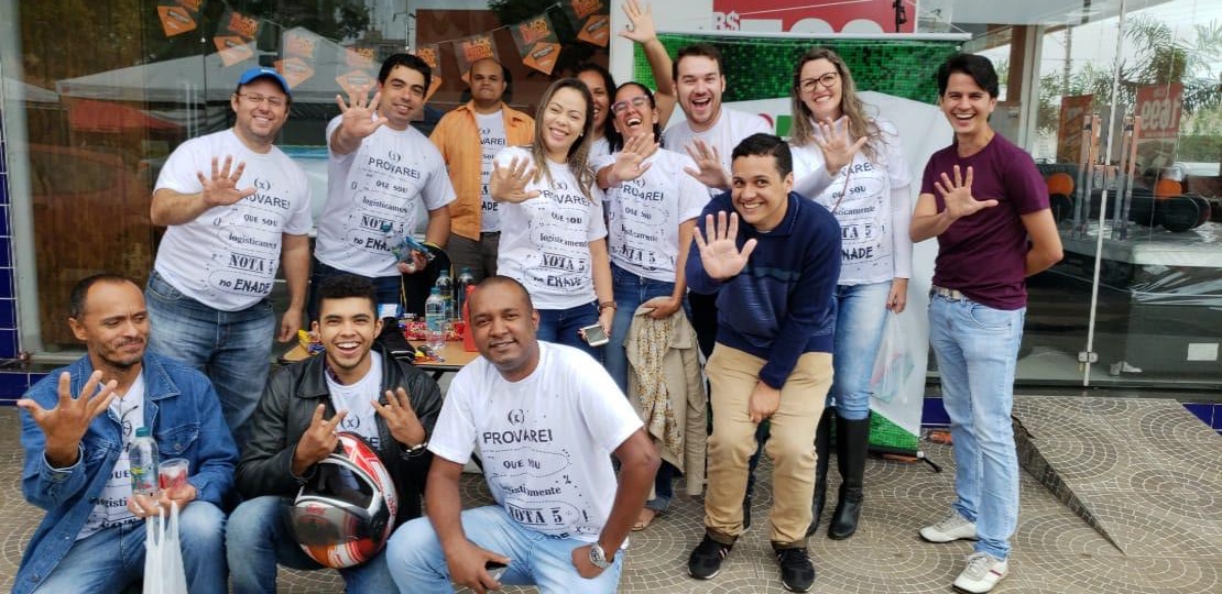 Alguns alunos do curso, acompanhados por professores, no dia da prova Alguns alunos do curso, acompanhados por professores, no dia da prova